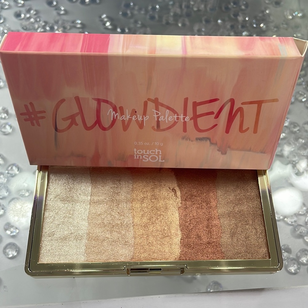 Touch in SOL pretty filter make up palette Glowdient highlighter/blush